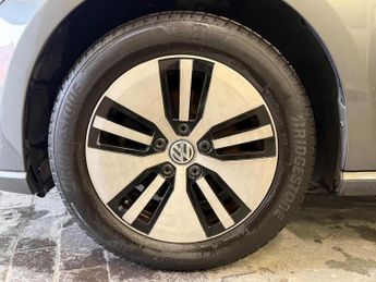 Volkswagen e-Golf 35.8kWh e-Golf Hatchback 5dr Electric Auto (136 ps)