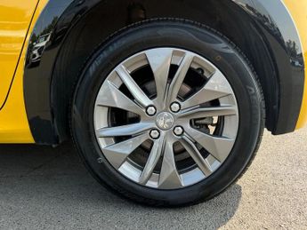 Peugeot 208 100kW Allure Premium + 50kWh 5dr Auto