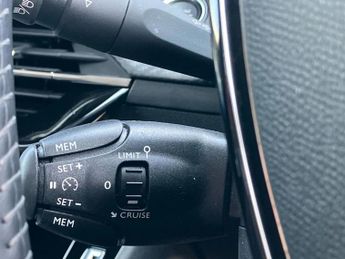 Peugeot 208 1.2 PureTech 100 Allure Premium 5dr