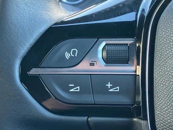 Peugeot 2008 100kW Allure Premium+ 50kWh 5dr Auto