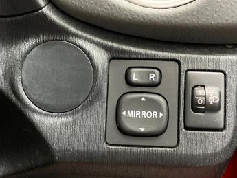 Toyota Yaris 1.33 VVT-i SR 5dr Multidrive S