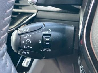 Peugeot 208 1.2 PureTech 100 Allure Premium + 5dr EAT8