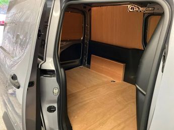 Peugeot Partner 750 100kW 50kWh Professional Premium + Van Auto