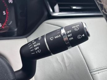 Land Rover Range Rover Velar 3.0 D300 R-Dynamic HSE 5dr Auto