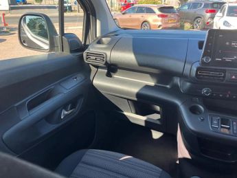 Vauxhall Combo Life 100kW Design 50kWh 5dr Auto