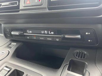 Vauxhall Combo Life 100kW Ultimate 52kWh 5dr Auto