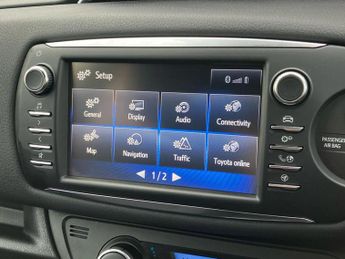 Toyota Yaris 1.5 Hybrid Red Bi-tone 5dr CVT