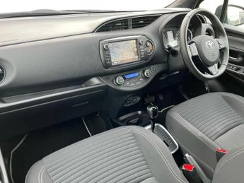 Toyota Yaris 1.5 Hybrid Red Bi-tone 5dr CVT