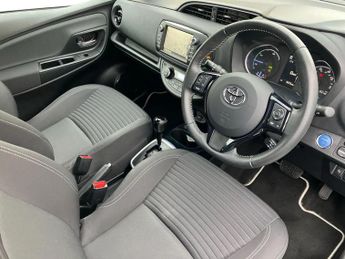 Toyota Yaris 1.5 Hybrid Red Bi-tone 5dr CVT