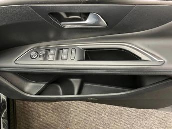 Peugeot 3008 1.6 Hybrid4 300 Allure Premium+ 5dr e-EAT8