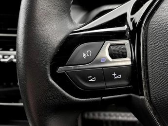 Peugeot 2008 100kW Allure Premium+ 50kWh 5dr Auto