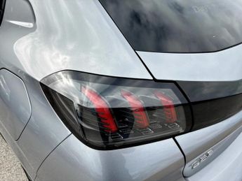 Peugeot 208 1.2 PureTech 100 Allure Premium + 5dr EAT8