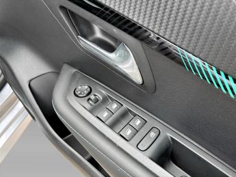 Peugeot 208 1.2 PureTech 100 Allure Premium + 5dr EAT8