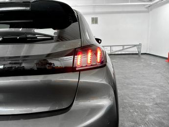 Peugeot 208 1.2 PureTech 100 Allure Premium + 5dr EAT8
