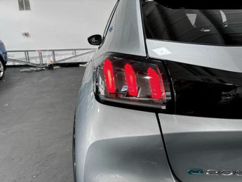 Peugeot 208 100kW Allure Premium + 50kWh 5dr Auto