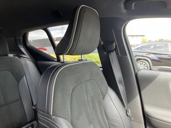 Volvo Xc40 2.0 B4 MHEV R-Design Pro SUV 5dr Petrol Hybrid Auto Euro 6 (s/s)