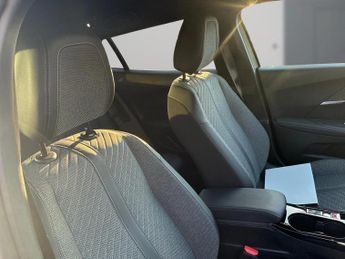 Peugeot 2008 1.2 Hybrid 136 Allure 5dr e-DSC6