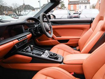 Porsche 911 [992] Carrera 4 Cabri 