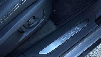 Jaguar F-PACE R-Dynamic SE Black 90th Anniversary Edition