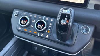 Land Rover Defender X-Dynamic SE
