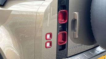 Land Rover Defender X-Dynamic SE