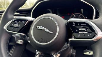 Jaguar F-PACE R-Dynamic SE Black