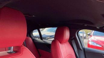 Jaguar XE R-Dynamic SE Black