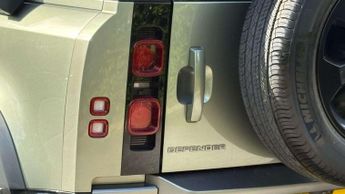 Land Rover Defender X-Dynamic SE
