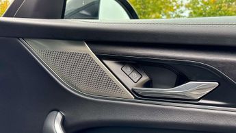 Jaguar F-PACE R-Dynamic Black