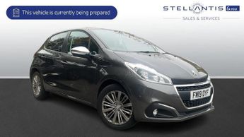 Peugeot 208 1.2 PureTech Signature Hatchback 5dr Petrol Manual Euro 6 (s/s) 