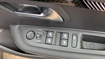 Peugeot 208 50kWh E-Style Auto 5dr (7.4kW Charger)