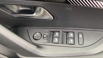 Peugeot 2008 50kWh Allure Auto 5dr (7kW Charger)
