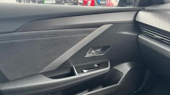 Vauxhall Astra Electric 54kWh Ultimate Sports Tourer Auto 5dr
