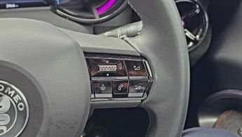 Alfa Romeo Junior 54kWh Elettrica Veloce Auto 5dr