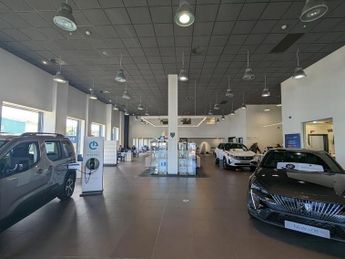 Peugeot 5008 73kWh Allure SUV 5dr Electric Auto (210 ps)
