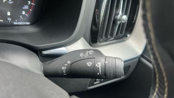 Volvo Xc60 2.0 B5 MHEV R-Design SUV 5dr Petrol Hybrid Auto Euro 6 (s/s) (25