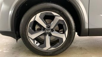 Nissan Qashqai 1.3 DIG-T MHEV N-Connecta SUV 5dr Petrol Hybrid XTRON Euro 6 (s/