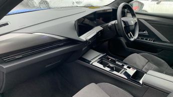 Vauxhall Astra Electric 54kWh Ultimate Hatchback 5dr Electric Auto (156 ps)