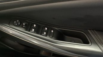 Vauxhall Grandland X 1.6 13.2kWh SRi Nav SUV 5dr Petrol Plug-in Hybrid Auto 4WD Euro 