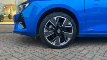 Vauxhall Astra Electric 54kWh Ultimate Hatchback 5dr Electric Auto (156 ps)