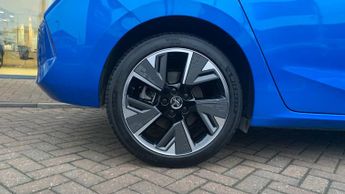 Vauxhall Astra Electric 54kWh Ultimate Hatchback 5dr Electric Auto (156 ps)
