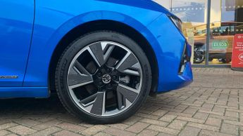 Vauxhall Astra Electric 54kWh Ultimate Hatchback 5dr Electric Auto (156 ps)