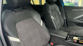 Vauxhall Astra Electric 54kWh Ultimate Hatchback 5dr Electric Auto (156 ps)