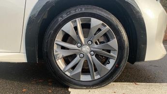 Peugeot 208 50kWh Allure Premium Hatchback 5dr Electric Auto (136 ps)