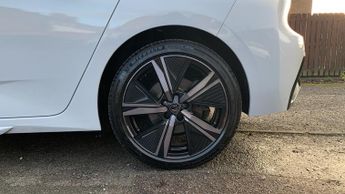 Peugeot 308 54kWh First Edition Hatchback 5dr Electric Auto (156 ps)