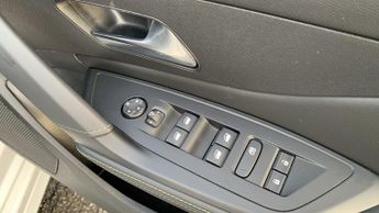 Peugeot 308 54kWh First Edition Hatchback 5dr Electric Auto (156 ps)