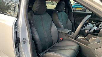 Peugeot 308 54kWh First Edition Hatchback 5dr Electric Auto (156 ps)