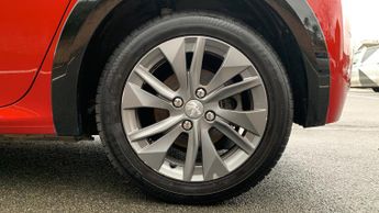 Peugeot 208 50kWh Allure Hatchback 5dr Electric Auto (136 ps)