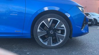 Vauxhall Astra Electric 54kWh Ultimate Hatchback 5dr Electric Auto (156 ps)