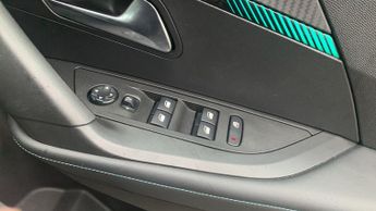 Peugeot 2008 50kWh Allure Premium SUV 5dr Electric Auto (136 ps)